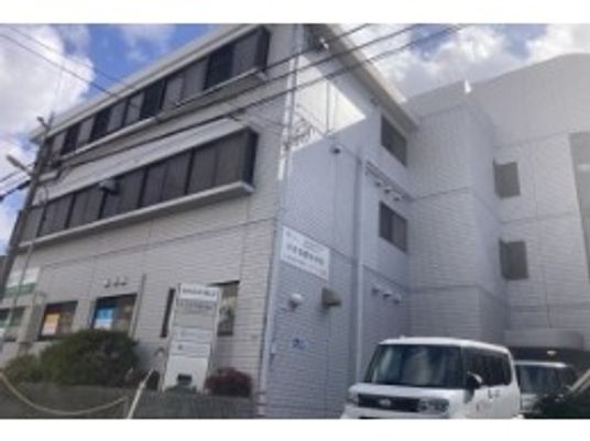 建物外観と駐車場  