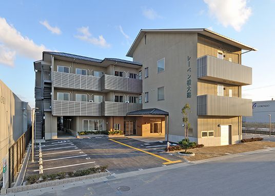 広々とした建物外観