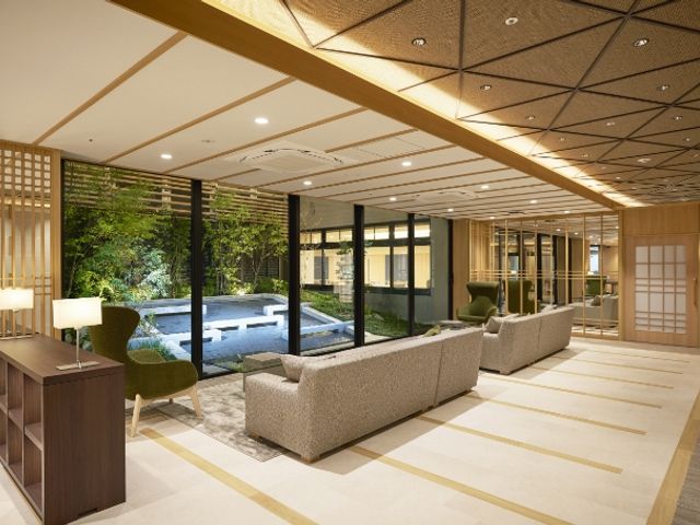 広々としたラウンジ ラウンジ 広々としたラウンジは、自然光がたっぷりと差し込んでいます。ゆったりとした時間を過ごせます。