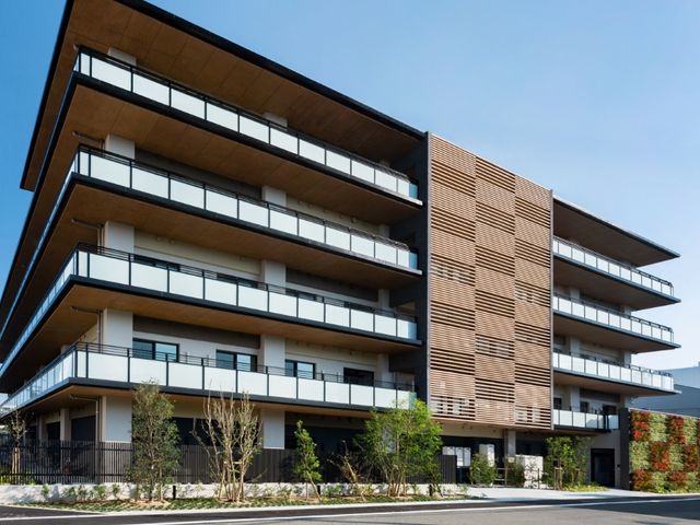 緑に囲まれた外観 外観 青い空に映えるスタイリッシュなデザインの建物です。施設の全体像が視覚的に把握できます。