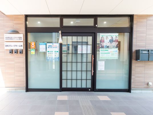 入口の自動ドアと掲示板