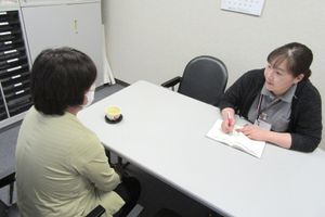 対話するスタッフと来訪者