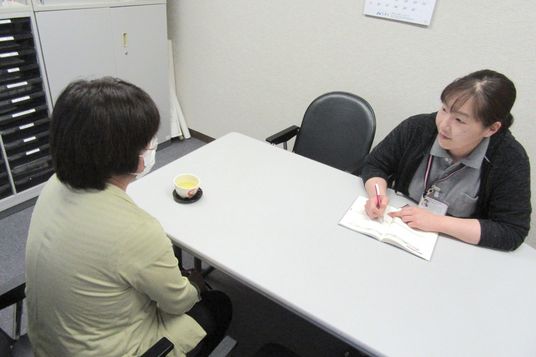 対話するスタッフと来訪者