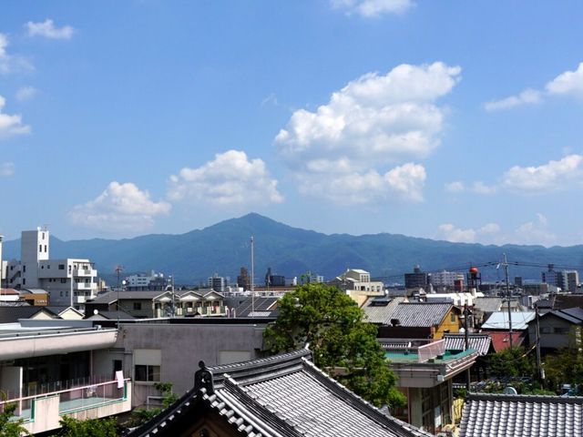 閑静な町並みの景色 外観 周囲には落ち着いた雰囲気が漂い、自然豊かな環境が広がっています。