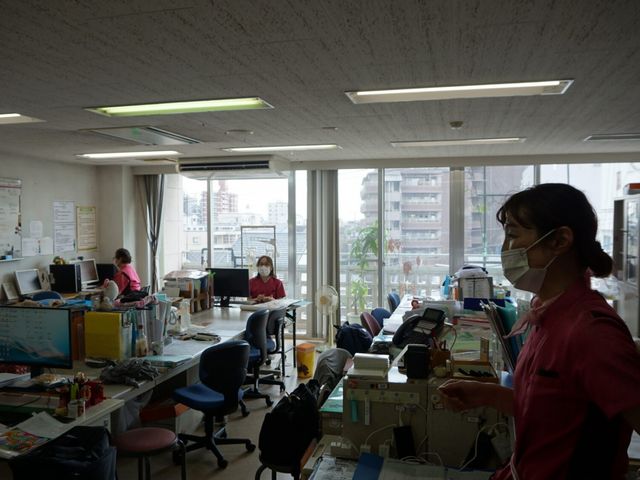 働くスタッフの様子 スタッフイメージ 自然光が差し込む明るい職場です。スタッフ同士で円滑なコミュニケーションがとれます。