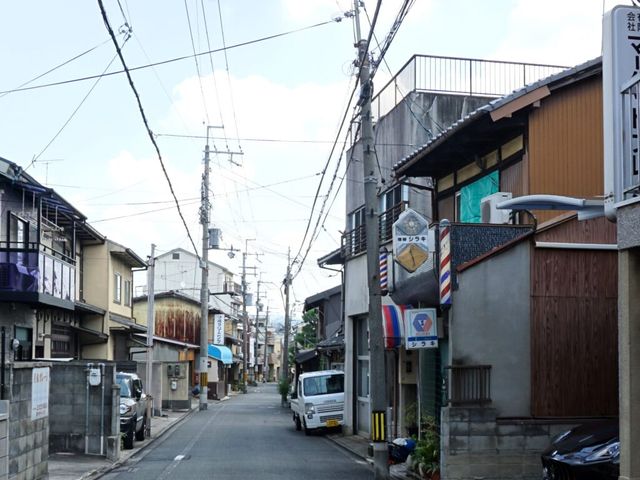 落ち着いた住宅街の通り 外観 施設の周辺には静かな住宅街が広がっており、リラックスできる環境が整っています。