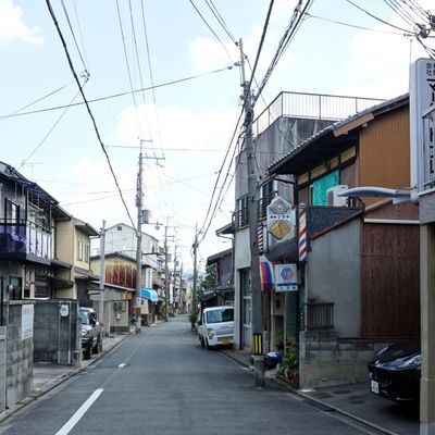 落ち着いた住宅街の通り