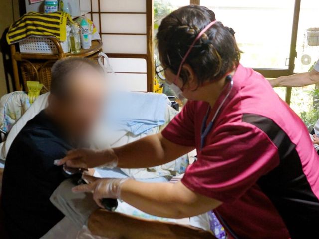 手厚いサポートの場 居室 居室で献身的なケアが行われています。利用者の方との温かい交流が感じられる空間です。