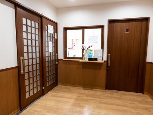 温かみのある木製の受付