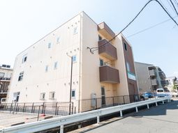 建物正面の明るい外観