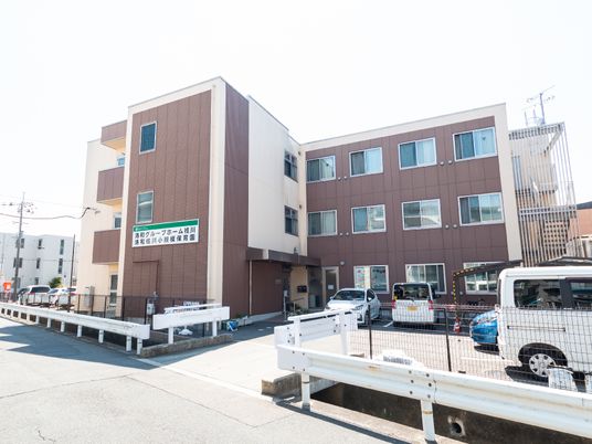 明るい外観の建物