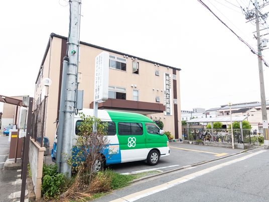 施設外観と送迎車