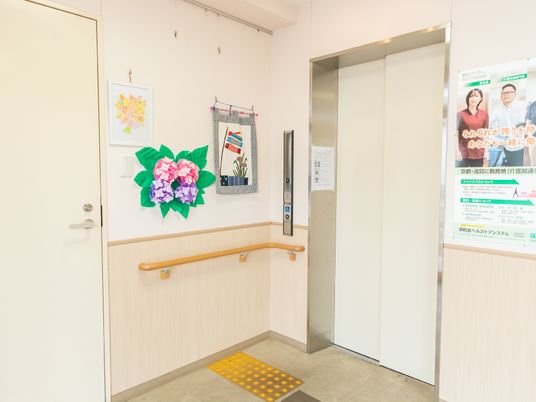 エレベーター前の廊下装飾