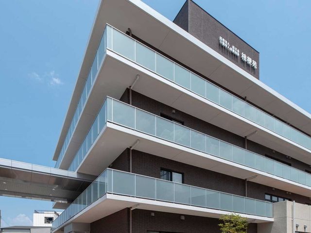 モダンな建物の外観 外観 洗練されたデザインの建物です。明るく開放的な雰囲気が魅力的です。