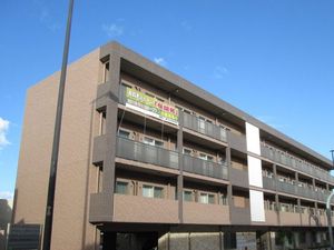 4階建ての外観  
