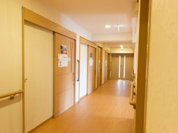 明るい廊下の景観