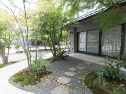 緑あふれる建物エントランス