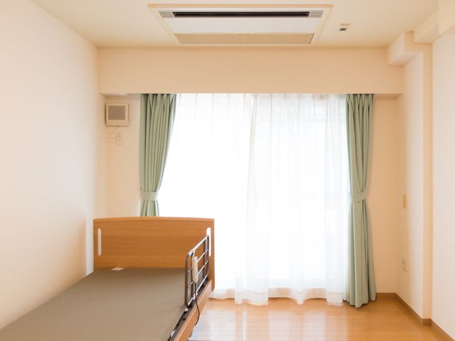シンプルな居室 居室 清潔感あふれる個室で、ゆったりとした私空間をお過ごしいただけます。窓からは自然光が差し込み、明るく穏やかな時間を提供します。