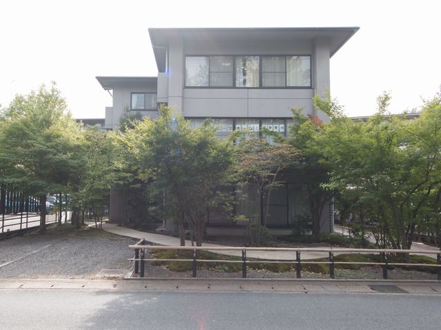 施設の外観と緑の木々 外観 豊かな緑に囲まれた落ち着いた雰囲気のある建物です。自然のぬくもりを感じながら快適な勤務が望める環境といえます。