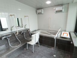 バリアフリーの浴室設備