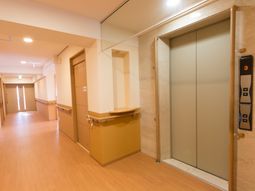 明るい廊下とエレベーター
