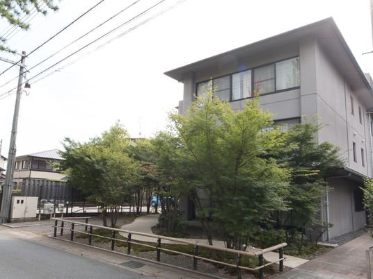 現代的な建物の外観