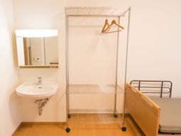 洗面台とベッドのある居室