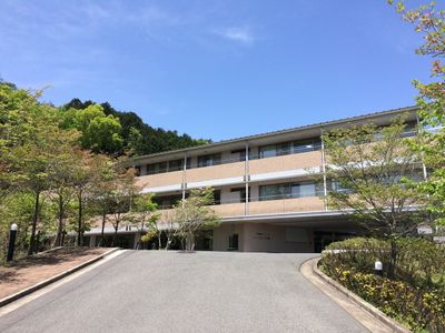 緑に囲まれた建物の外観