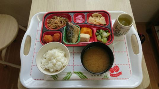 食事プレートの食堂
