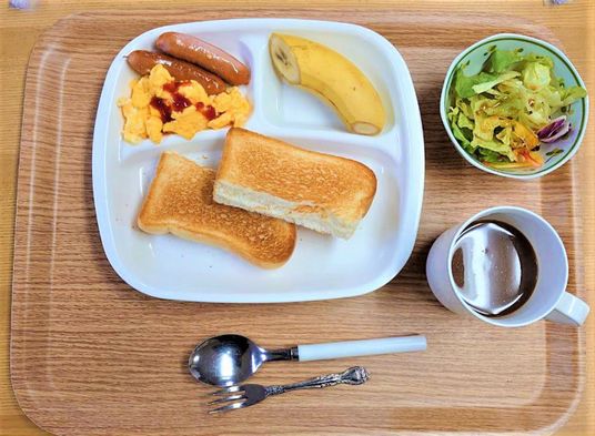 朝食メニューのトレイ
