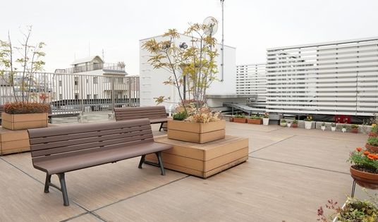 ゆったり過ごせる屋上庭園