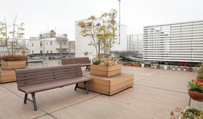 ゆったり過ごせる屋上庭園