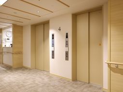 清潔感のある廊下とエレベーター