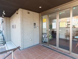 清潔なエントランス外観