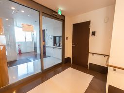 明るい通路のエントランス