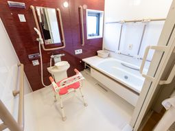 バリアフリーな浴室設備