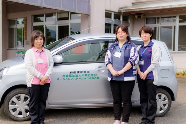 スタッフと施設の車