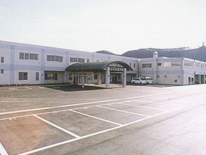 施設の外観と駐車場  