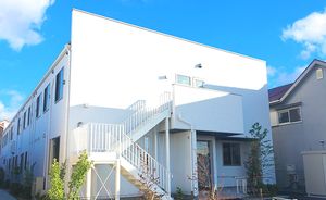 白い外壁の建物外観
