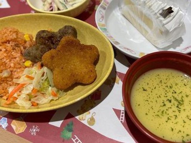 美味しそうな食事の盛り付け 食堂 栄養バランスを考慮した彩り豊かな食事を提供しています。野菜もたっぷり摂れるメニューです。