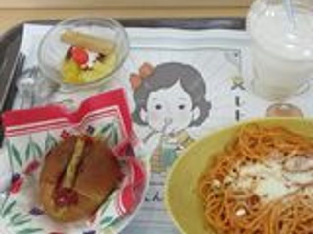お食事のトレー 食堂 彩り豊かなメニューが載ったトレーが並ぶ食事スペースです。料理の魅力を感じられます。