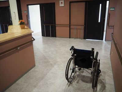 車椅子がある廊下