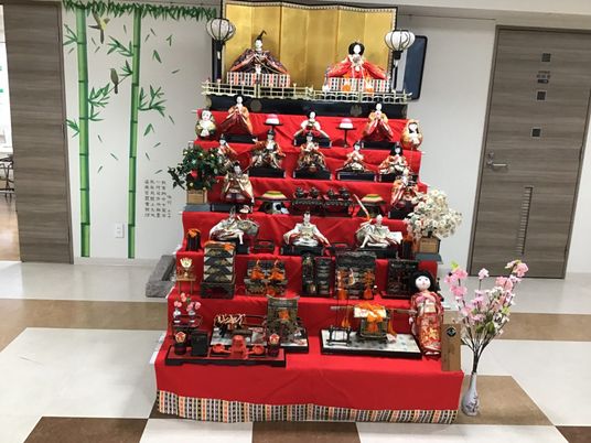 ひな壇があるロビー