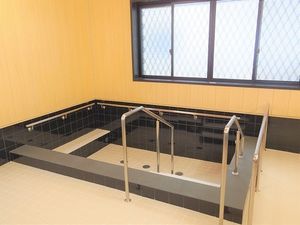 手すり付き浴室  