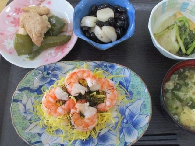 彩り豊かな料理の盛り付け 栄養バランスを考えた美味しそうな食事が提供されています。手作りの温かみが感じられ、入居者のみなさまの健康を支える一環です。