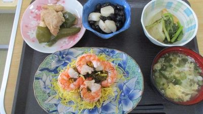 彩り豊かな料理の盛り付け