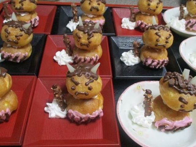 手作りおやつの盛り付け 創意工夫を凝らした手作りおやつです。暖かい雰囲気の中、利用者様と一緒に楽しむ時間を大切にしています。
