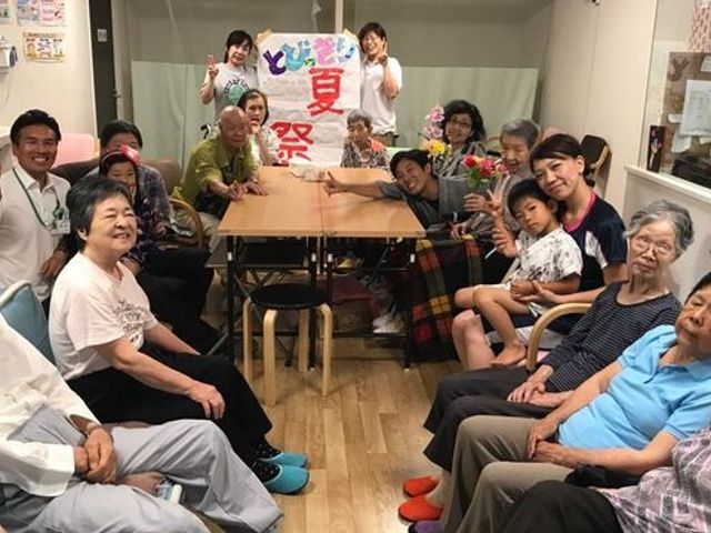笑顔あふれる集いの場 笑顔が溢れ、スタッフと利用者が和気あいあいと過ごす、温かい雰囲気の空間です。みなさんの充実した日々をサポートする職場をぜひ体験してください。