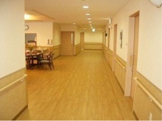 広々とした明るい廊下