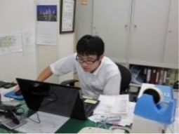 男性が作業する事務室